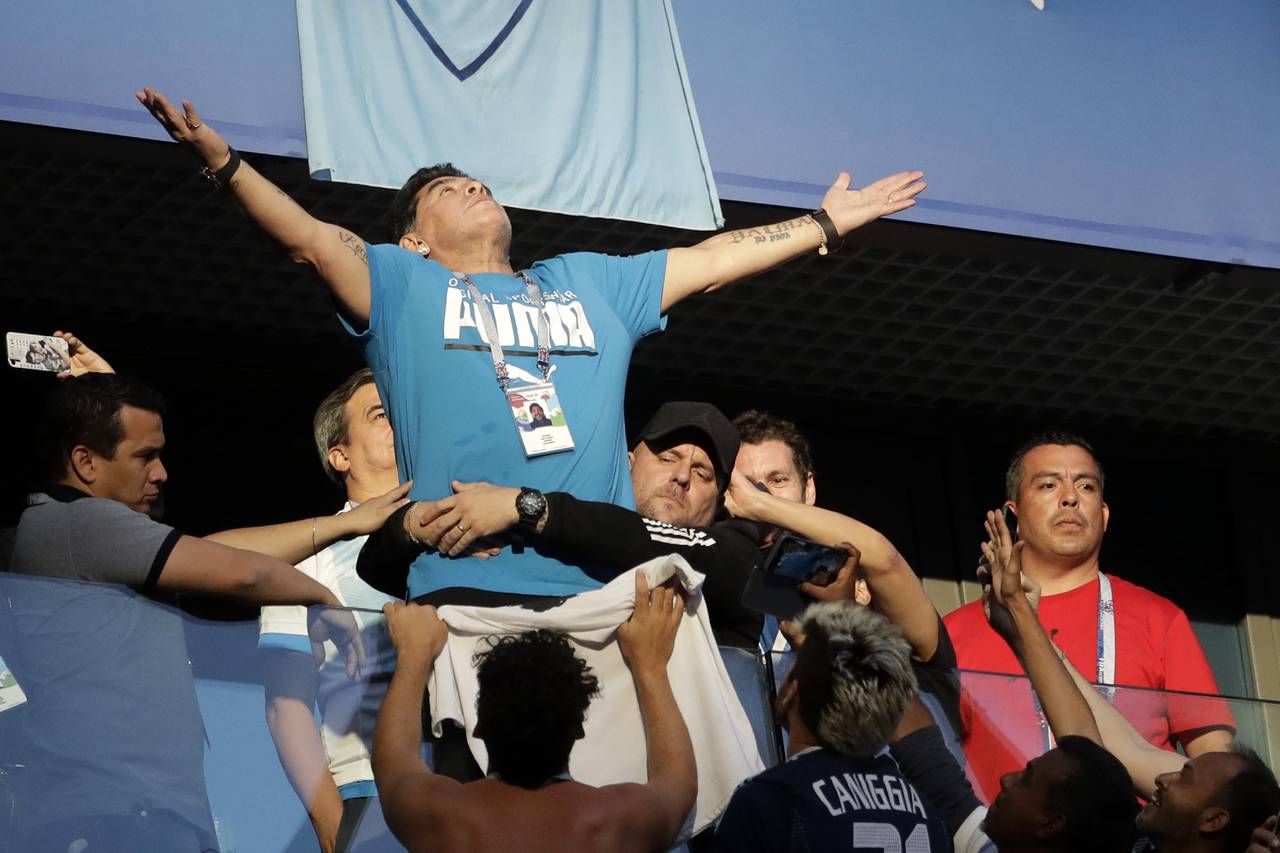 El exfutbolista y exseleccionador argentino Diego Armando Maradona fue protagonista durante el Nigeria-Argentina por su actitud en uno de los palcos.