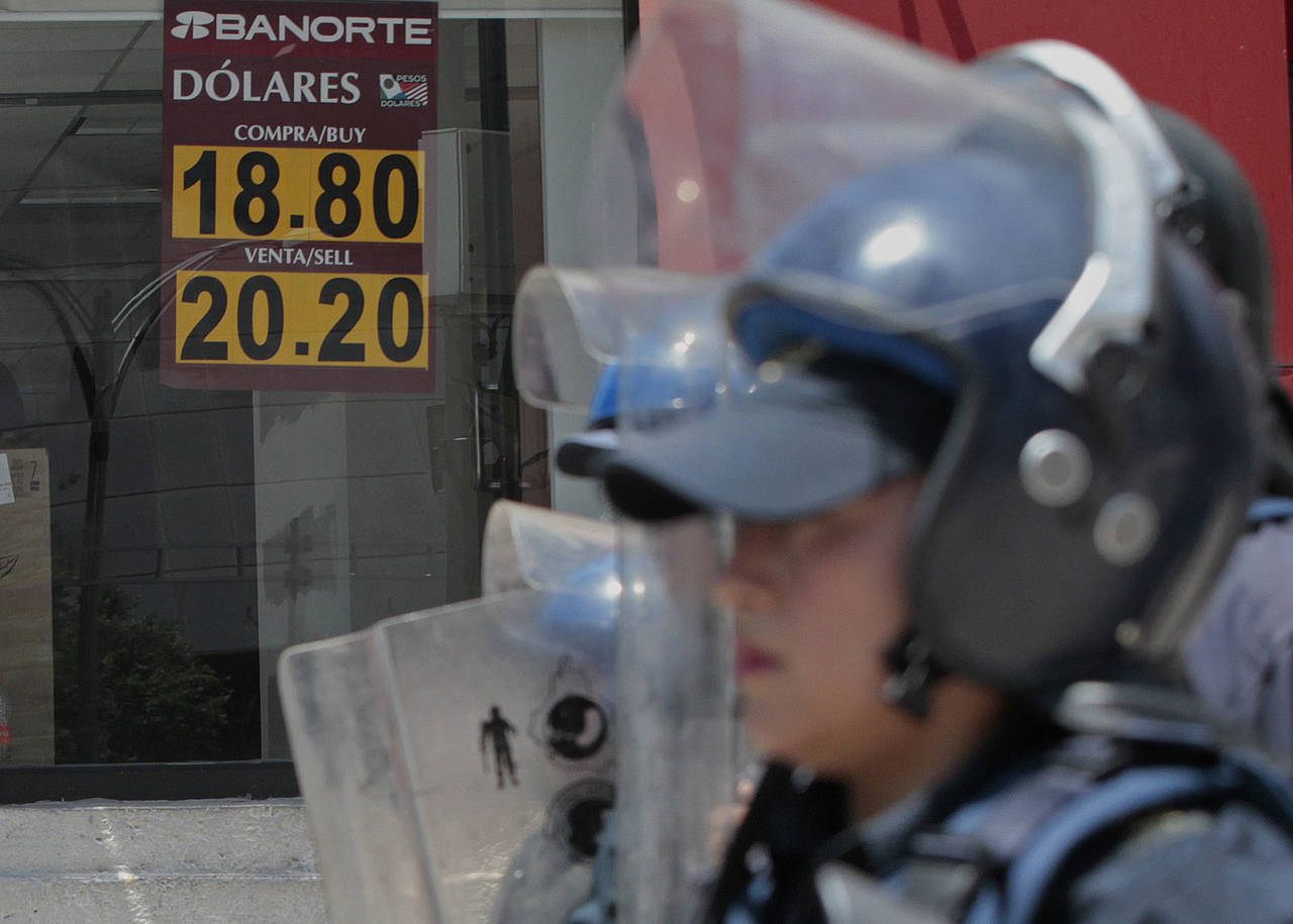 Tendencia. El peso mexicano registró una depreciación de 0.28 por ciento la jornada de ayer. (ARCHIVO)