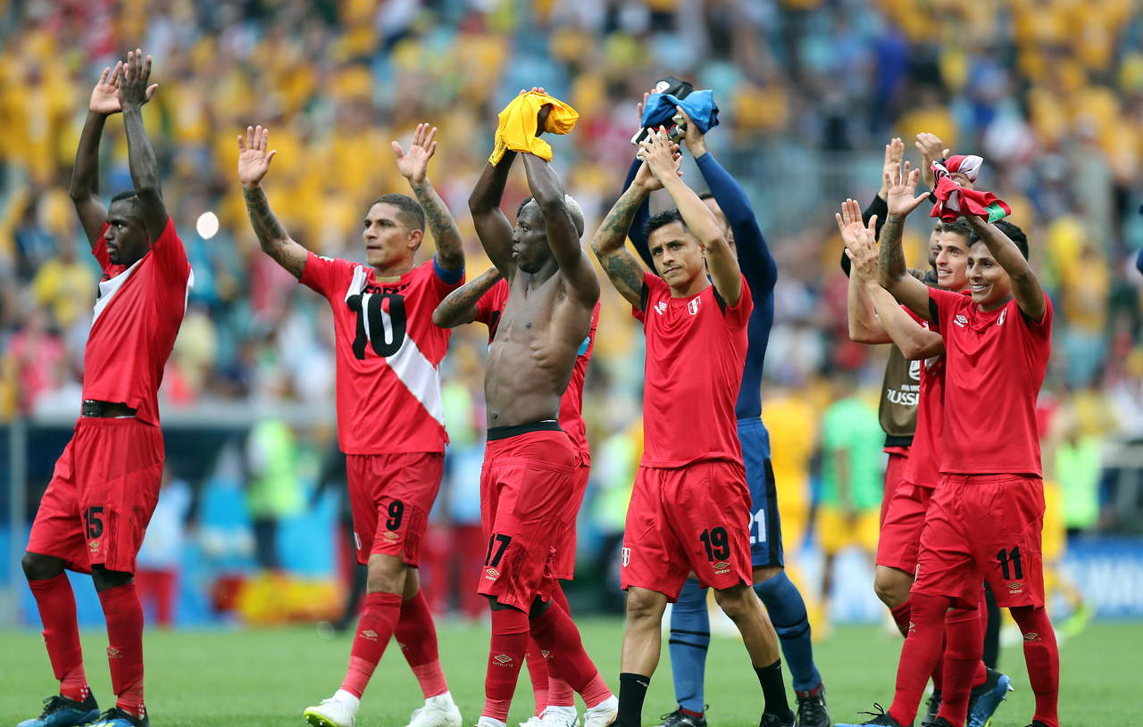 Los jugadores de la selección peruana se despiden de sus aficionados tras quedar fuera de la justa mundialista.