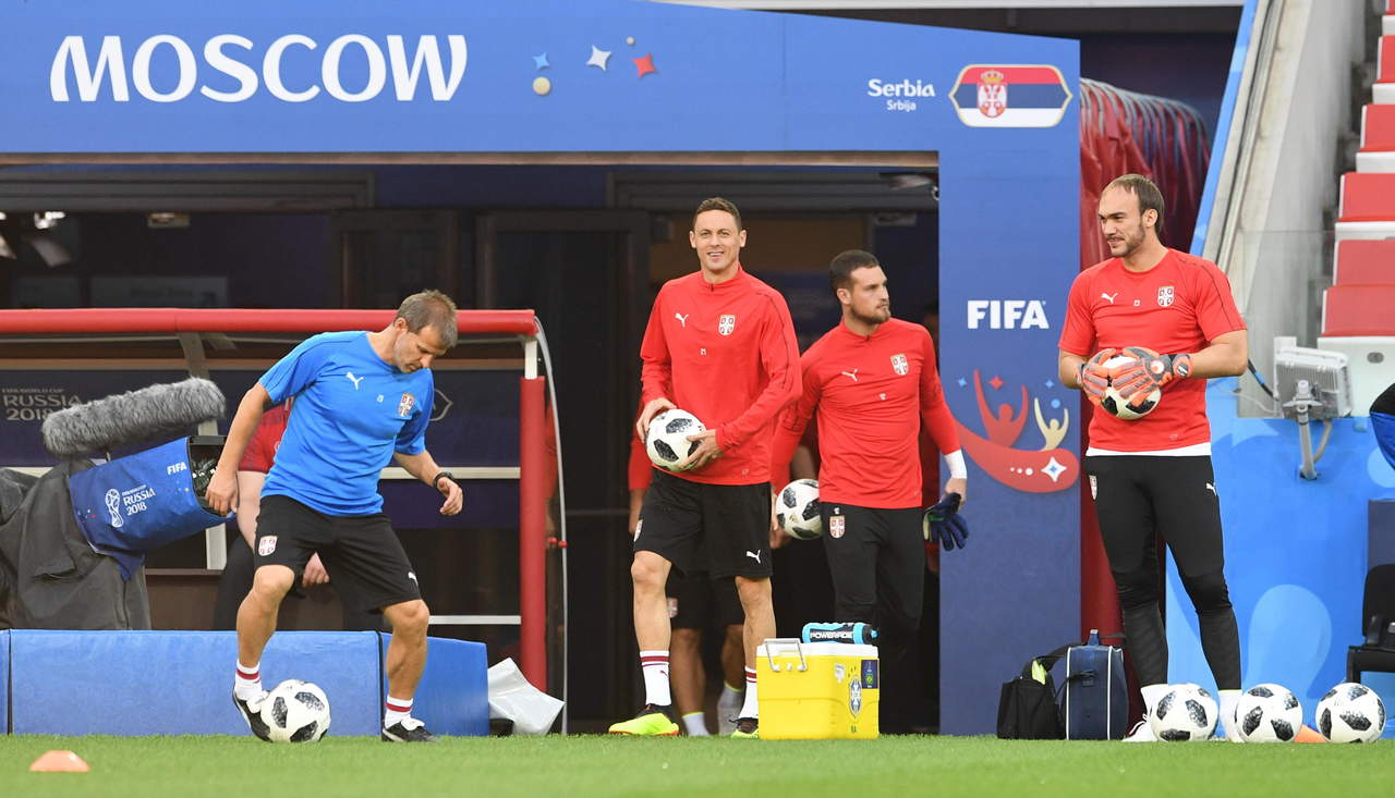 Práctica de la selección serbia un día antes de medirse a Brasil.