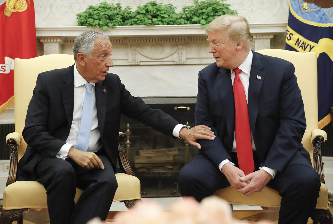 Lo que comenzó como una conversación distendida entre Trump y Rebelo de Sousa, de visita en Washington, sobre el Mundial de Fútbol acabó con una clara muestra del contraste entre la cultura política de Estados Unidos y la de Portugal. (AP)