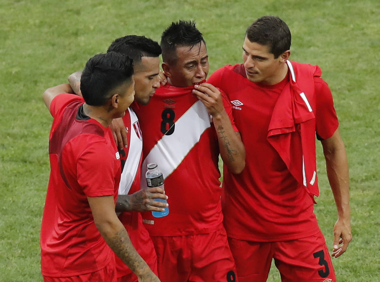 Seleccionados de Perú dejan la cancha tras disputar su último partido en el Mundial de Rusia 2018. Peruanos no quieren otros 36 años de espera