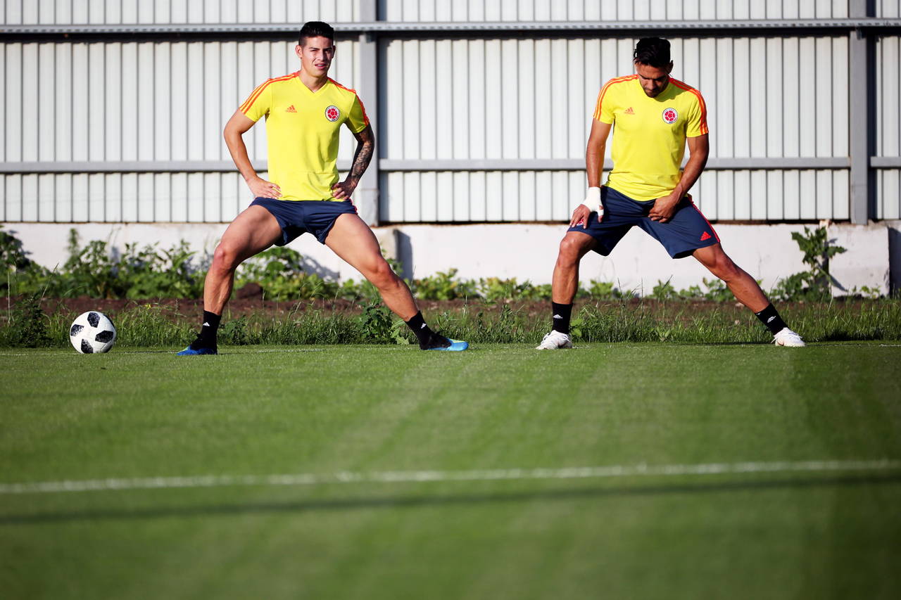 James Rodríguez y Radamel Falcao en el entrenamiento de la selección colombiana. (EFE)