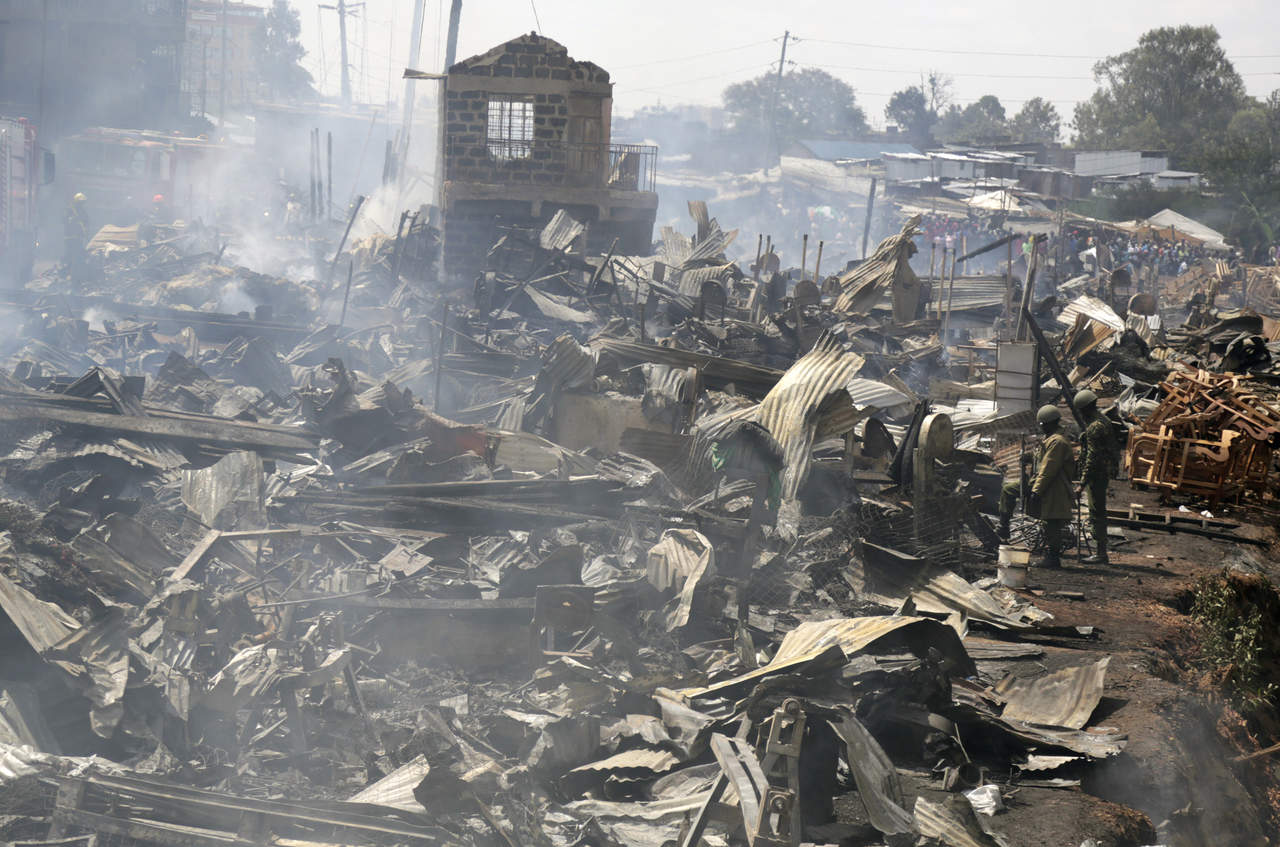 Algunas de las víctimas murieron abrasadas por las llamas y otras perdieron la vida al inhalar humos tóxicos mientras intentaban salvar sus puestos de venta. (AP) 
