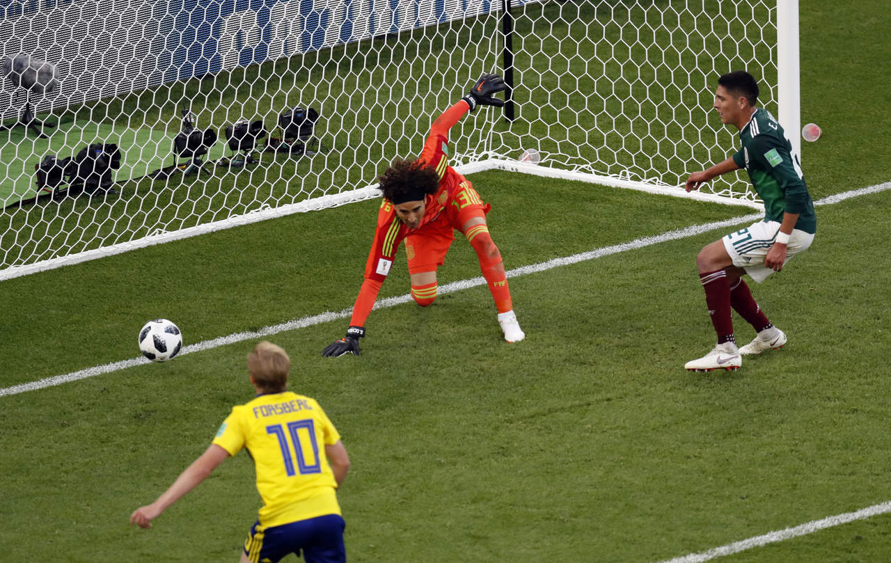 Edson Álvarez empujó el balón hacia su propia portería, lo que fue el 3-0 definitivo para la selección sueca. (EFE y AP)