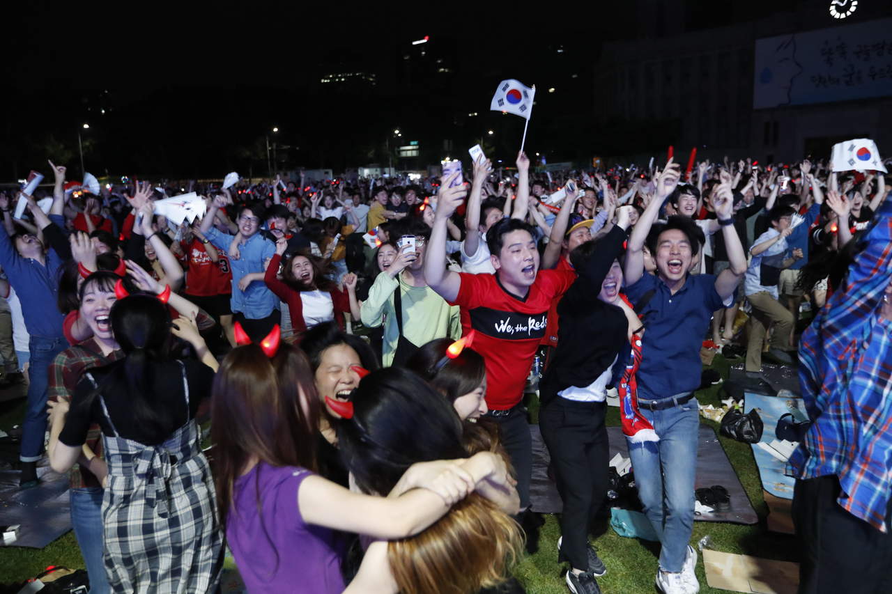 Miles de ciudadanos coreanos celebraron el triunfo de su
selección en Seúl.
