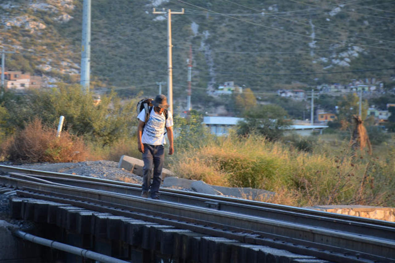 Ante la falta de una estación migratoria en Saltillo, no hay forma de retornar, pues aquellos migrantes que ya no pueden continuar y deciden entregarse en Coahuila, deben de regresar a San Luis Potosí. (ARCHIVO)