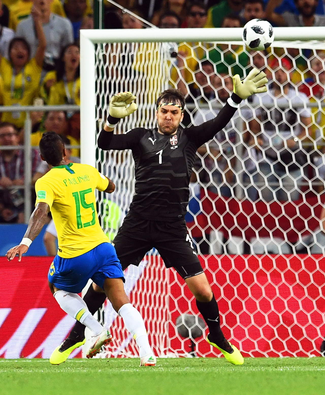 Paulinho ‘bombea’ el balón para marcar el primer tanto de los brasileños en la victoria de los sudamericanos 2-0 sobre Serbia.
(EFE)