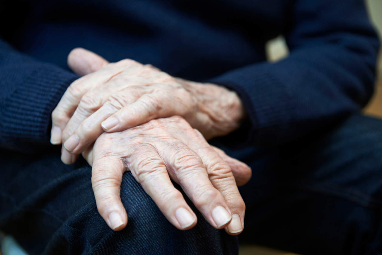 Científicos buscan alternativas que eleven la calidad de vida de los pacientes de Parkinson. (ARCHIVO)
