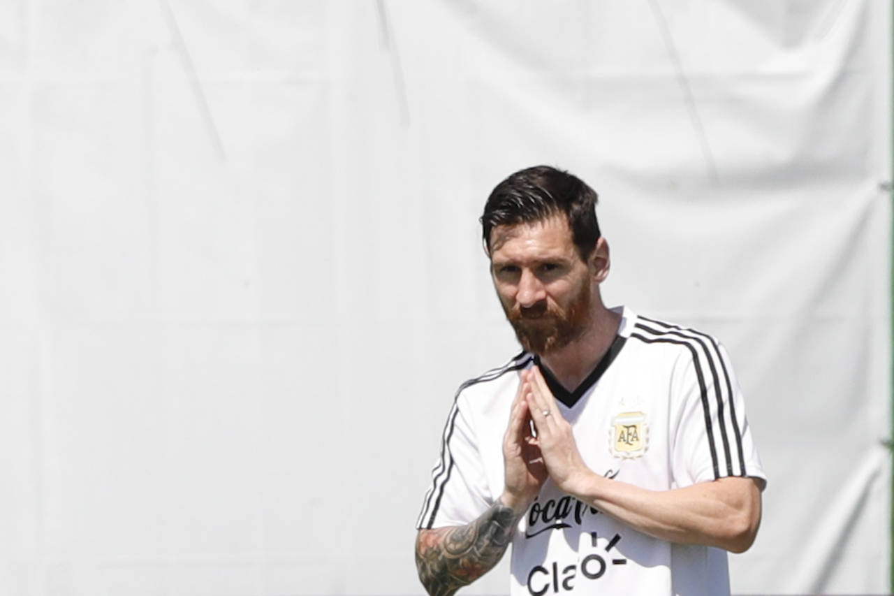 Lionel Messi se entrena con la selección argentina en Bronnitsy, Rusia. Argentina repite alineación con DT