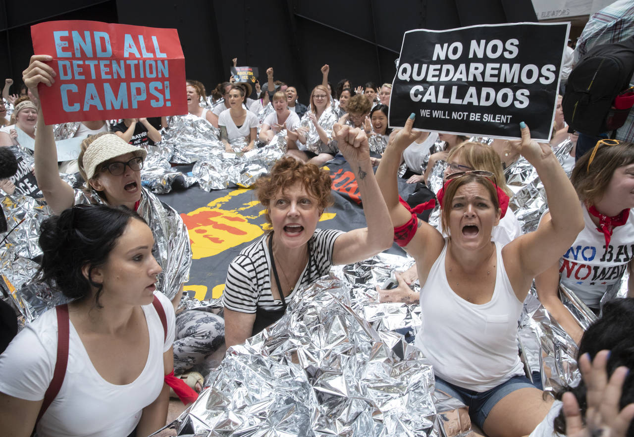 Se hacen escuchar. Cientos de mujeres, entre ellas la actriz Susan Sarandon (c), protestaron ayer en el Capitolio contra las políticas migratorias de Donald Trump.
