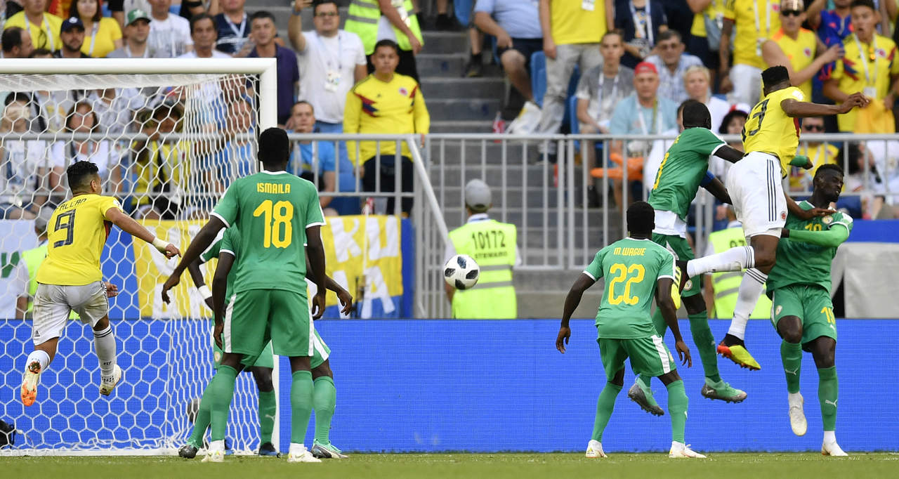 El defensor Yerry Mina logró la anotación que puso arriba a Colombia sobre Senegal.