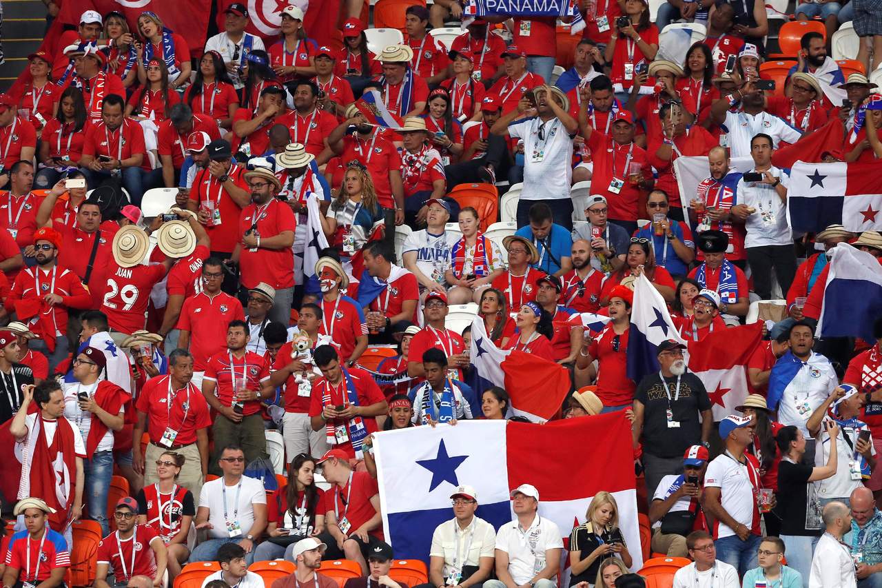 Aficionados panameños animan a su selección en el duelo de ayer ante Túnez. (EFE)