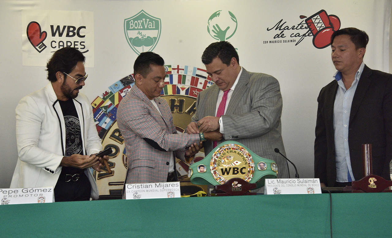 Acompañado del promotor Pepe Gómez, el ‘Diamante’ fue condecorado por el Presidente del Consejo Mundial de Boxeo (CMB) Mauricio Sulaimán, como excampeón del organismo verde y oro que preside. (Cortesía Alma Montiel)