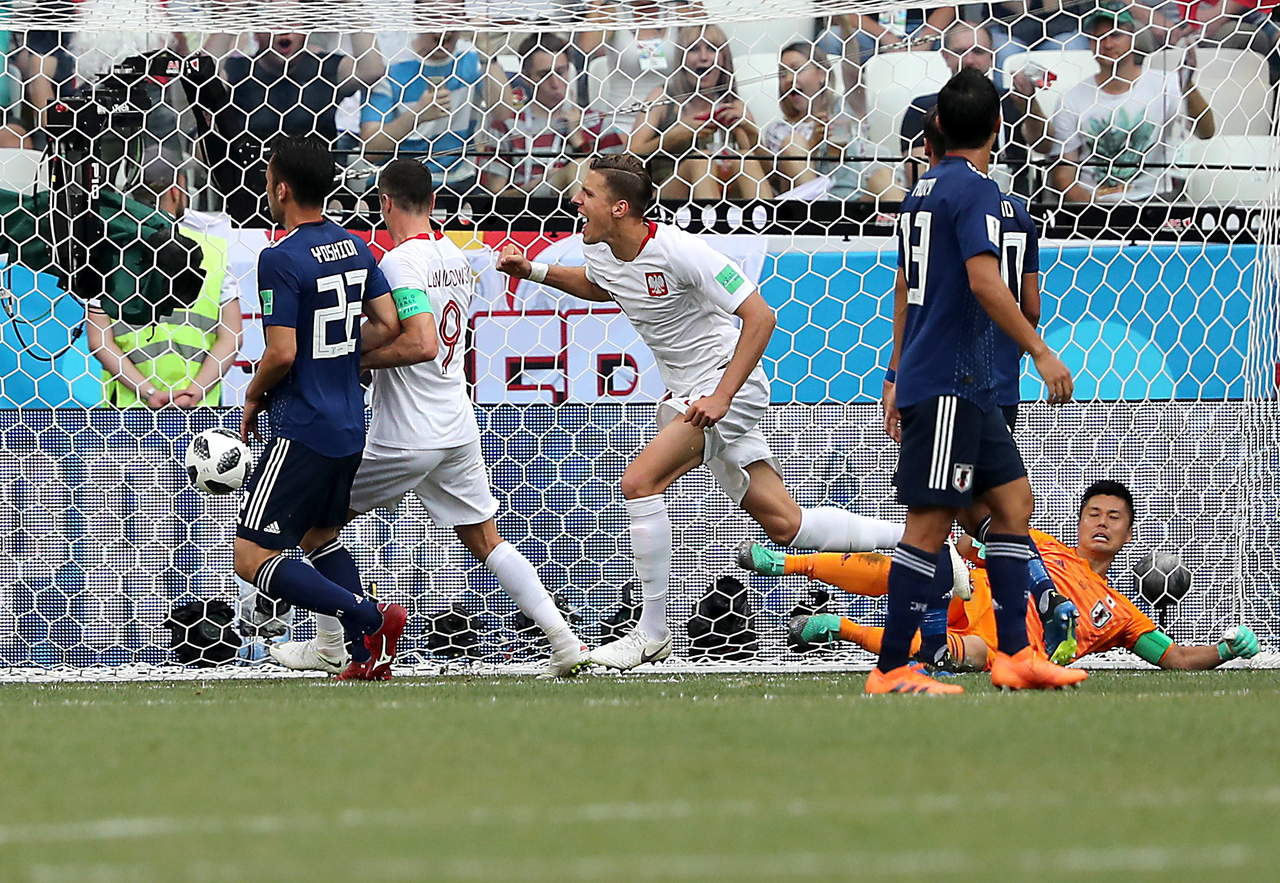 Jan Bednarek, de Polonia, celebra el gol que le dio a su selección los únicos puntos en el torneo, al vencer a Polonia. (EFE)