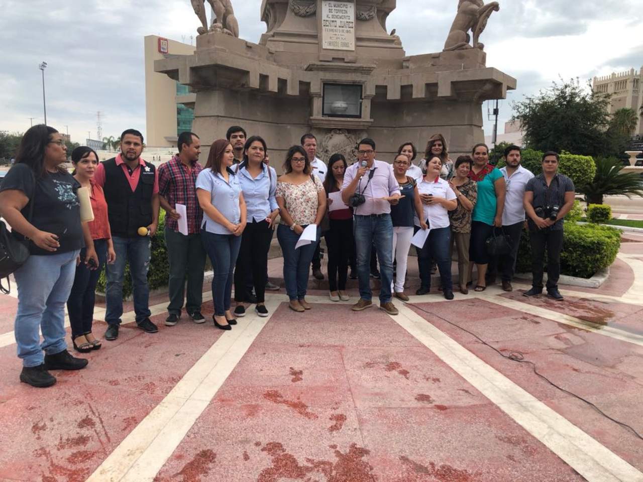Reporteros y reporteras, fotógrafos y camarógrafos, elaboraron y firmaron un pronunciamiento que será entregado a la Comisión de Derechos Humanos del Estado de Coahuila, autoridades y asociaciones civiles. (EL SIGLO DE TORREÓN)