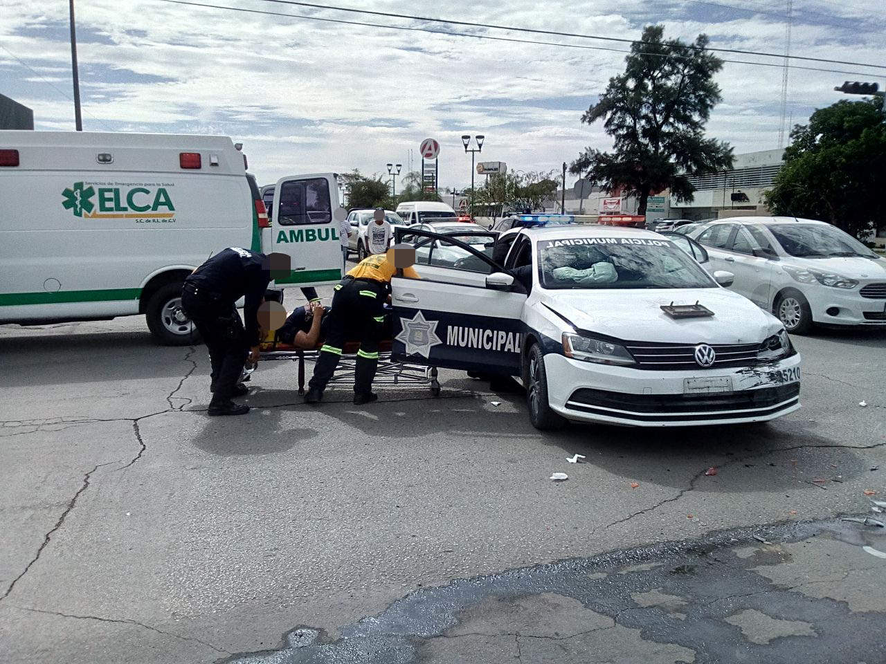 Ambas mujeres fueron trasladadas al hospital del ISSSTE a bordo de una ambulancia de la Cruz Verde. (EL SIGLO DE TORREÓN)
