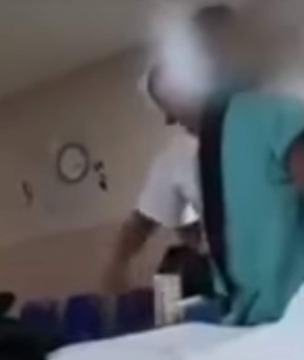 Graban a enfermera golpeando a una niña