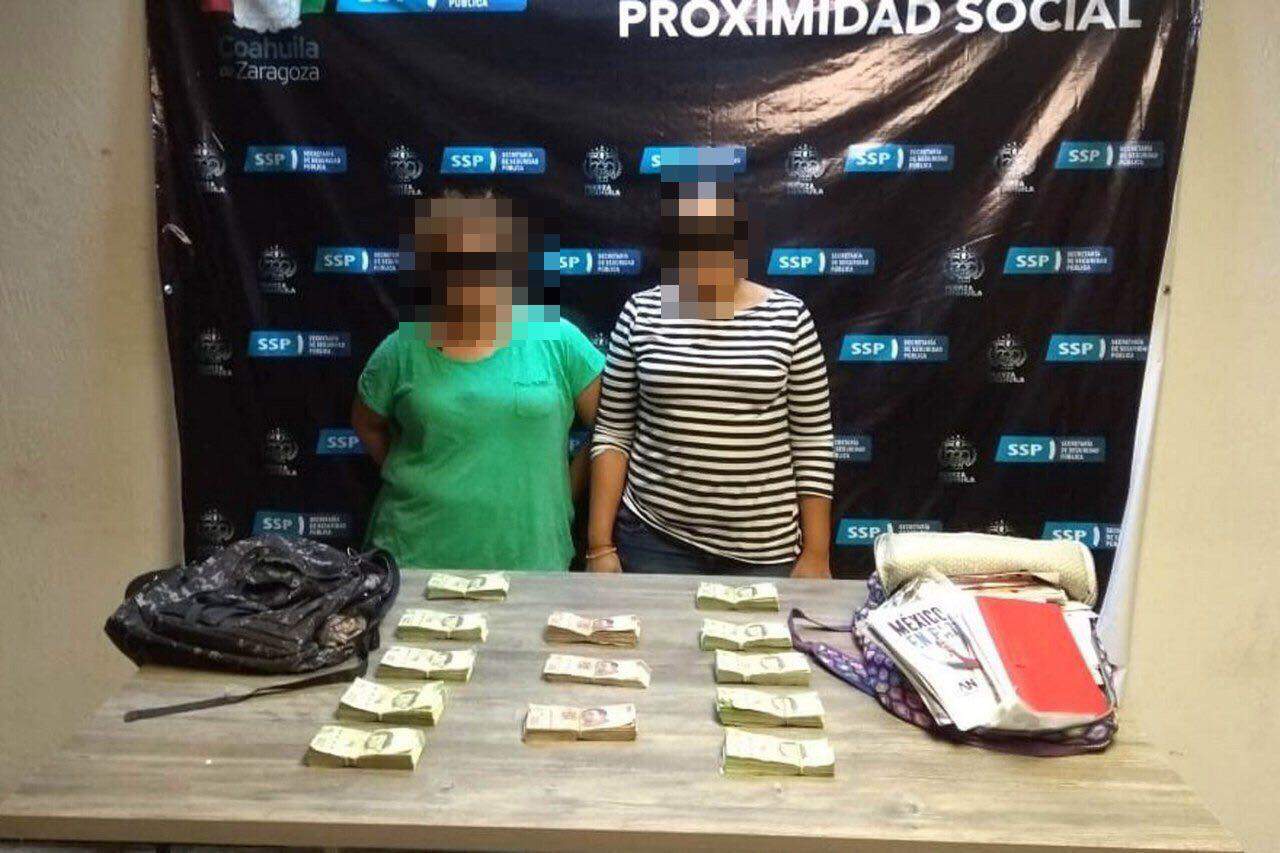 Al momento de su detención, se les encontró una mochila la cual su interior contenía pacas de billetes, que sumaron una cantidad total de 330 mil pesos. (Cortesía)