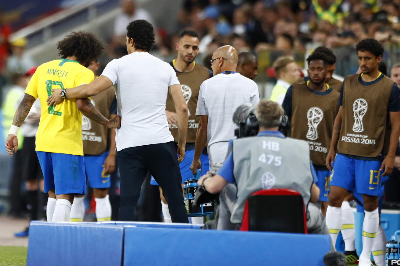El brasileño Marcelo sale del campo después de sufrir una lesión durante el partido del Grupo E ante la selección de Serbia. (Fotografía de AP)