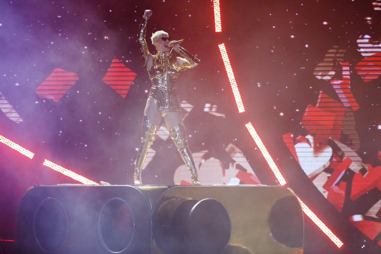 Katy Perry no defraudó y llegó a Lisboa con un concierto en el que el espectáculo primó por encima de la música, pero que brilló ante las decenas de miles de personas que prácticamente llenaron el Parque da Bela Vista, sede del festival. (ARCHIVO)