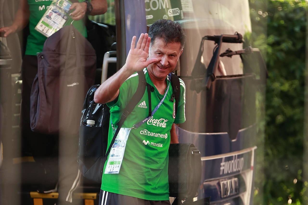 El seleccionador de México, Juan Carlos Osorio, llega a su hotel en Samara, Rusia. México se enfrentará a Brasil el próximo lunes en octavos de final. (El Universal)