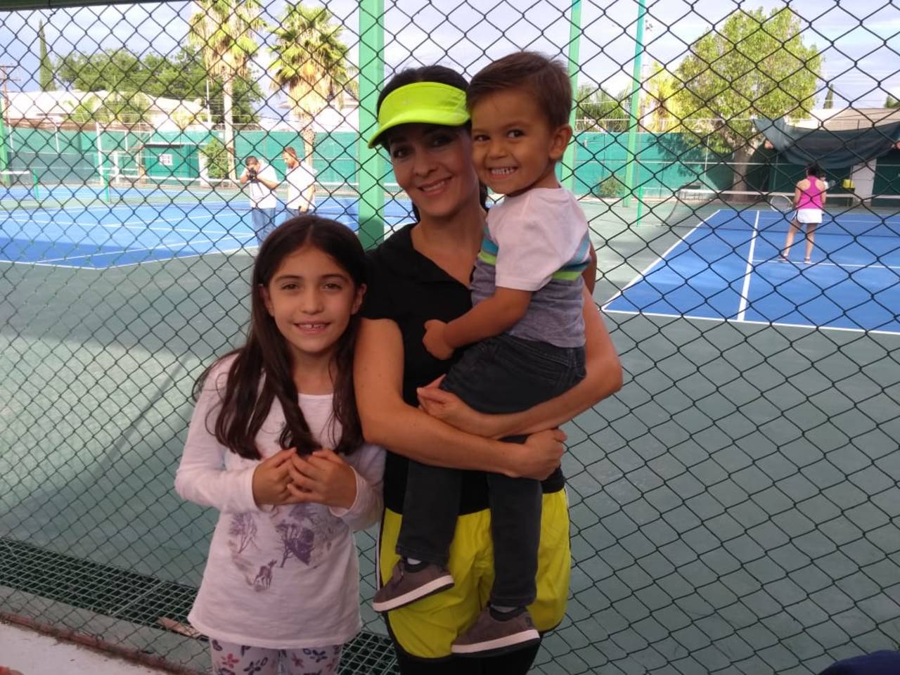 Torneo padres e hijos de tenis.