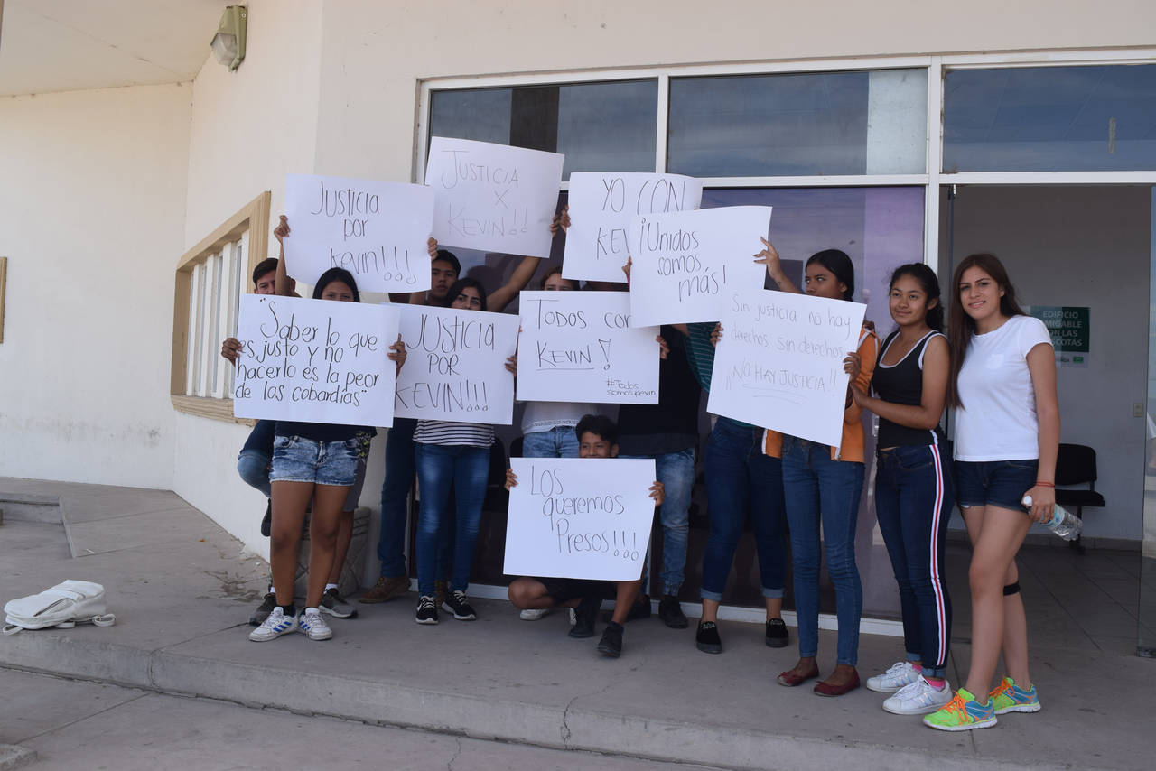 Reclamo. Jóvenes se manifestaron en el edificio de la Fiscalía, pues dicen que dejaron libres a los agresores de Kevin. (EL SIGLO DE TORREÓN/MARY VÁZQUEZ)