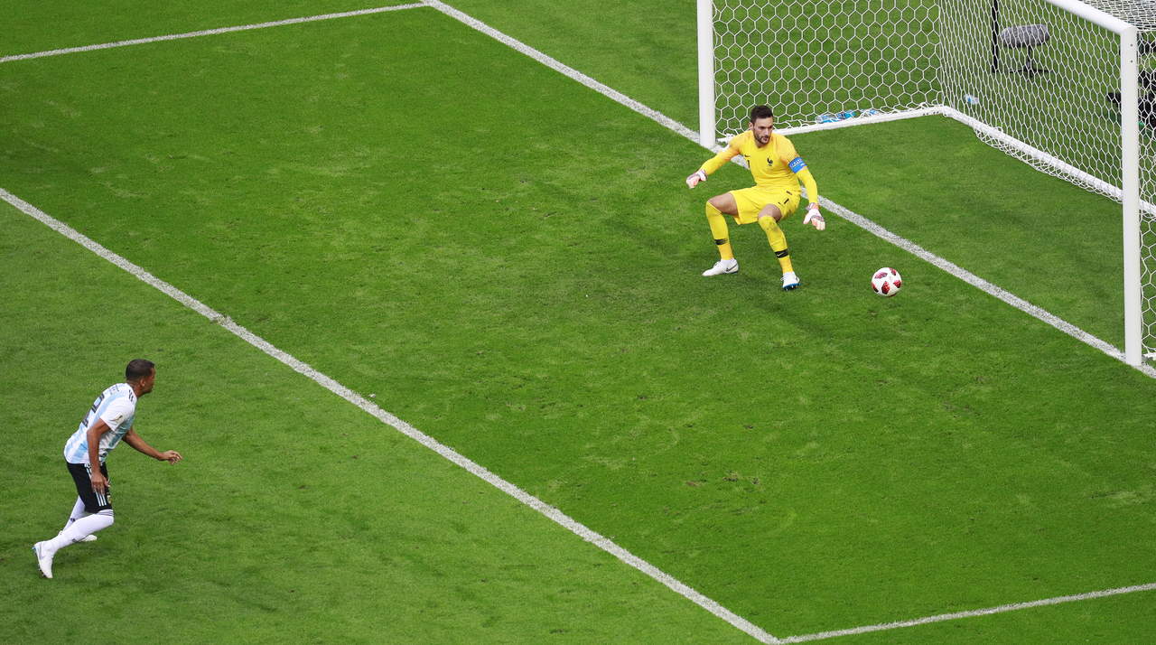 Gabriel Mercado (i) desvió un disparo de Lionel Messi para vencer a Hugo Lloris y puso 2-1 al frente a Argentina en el inicio del segundo tiempo. (EFE)