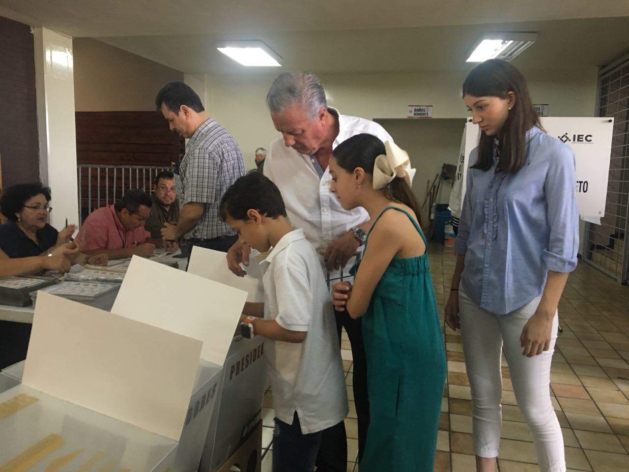 El alcalde Jorge Zermeño acudió ya a emitir su voto. (FABIOLA P. CANEDO)