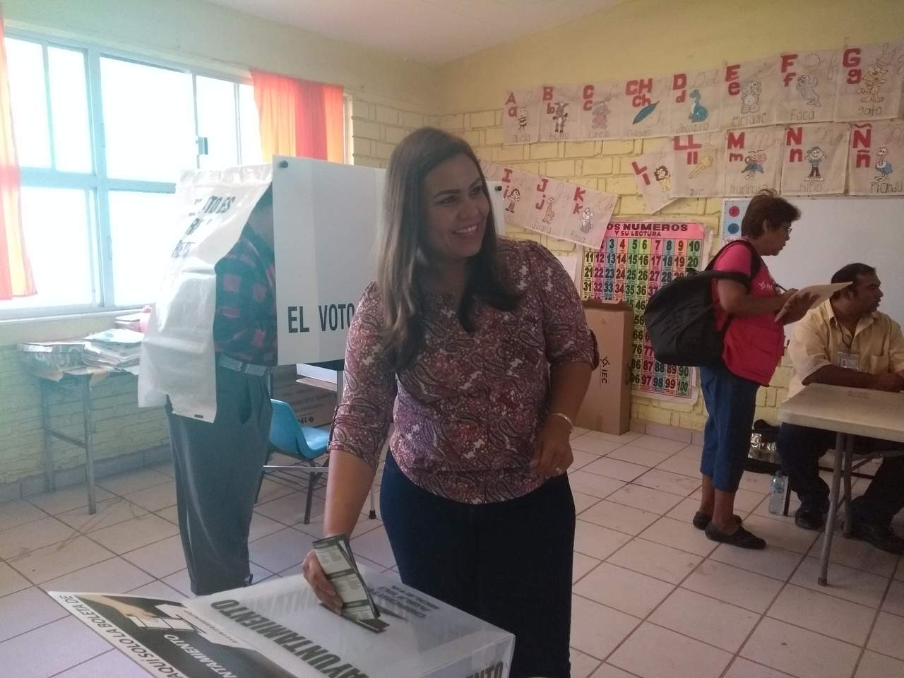 Jaramillo acudió a votar en punto de las nueve de la mañana a la casilla ubicada en el ejido Emiliano Zapata. (ROBERTO ITURRIAGA) 