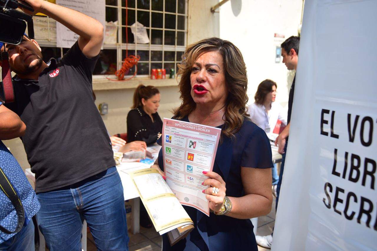 'Soy PRI, soy PRI', dice Leticia Herrera al votar