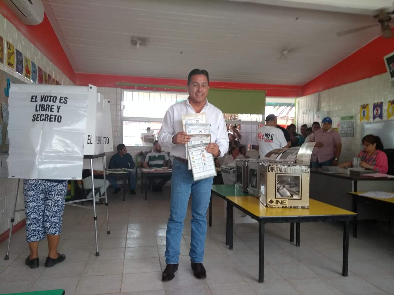 Juan Carlos Ayup, alcalde de Matamoros y candidato para ser reelegido en su puesto por el PRI, votó hoy domingo en la casilla instalada en la escuela Silvia G. De Ayup. (EL SIGLO DE TORREÓN/ROBERTO ITURRIAGA)