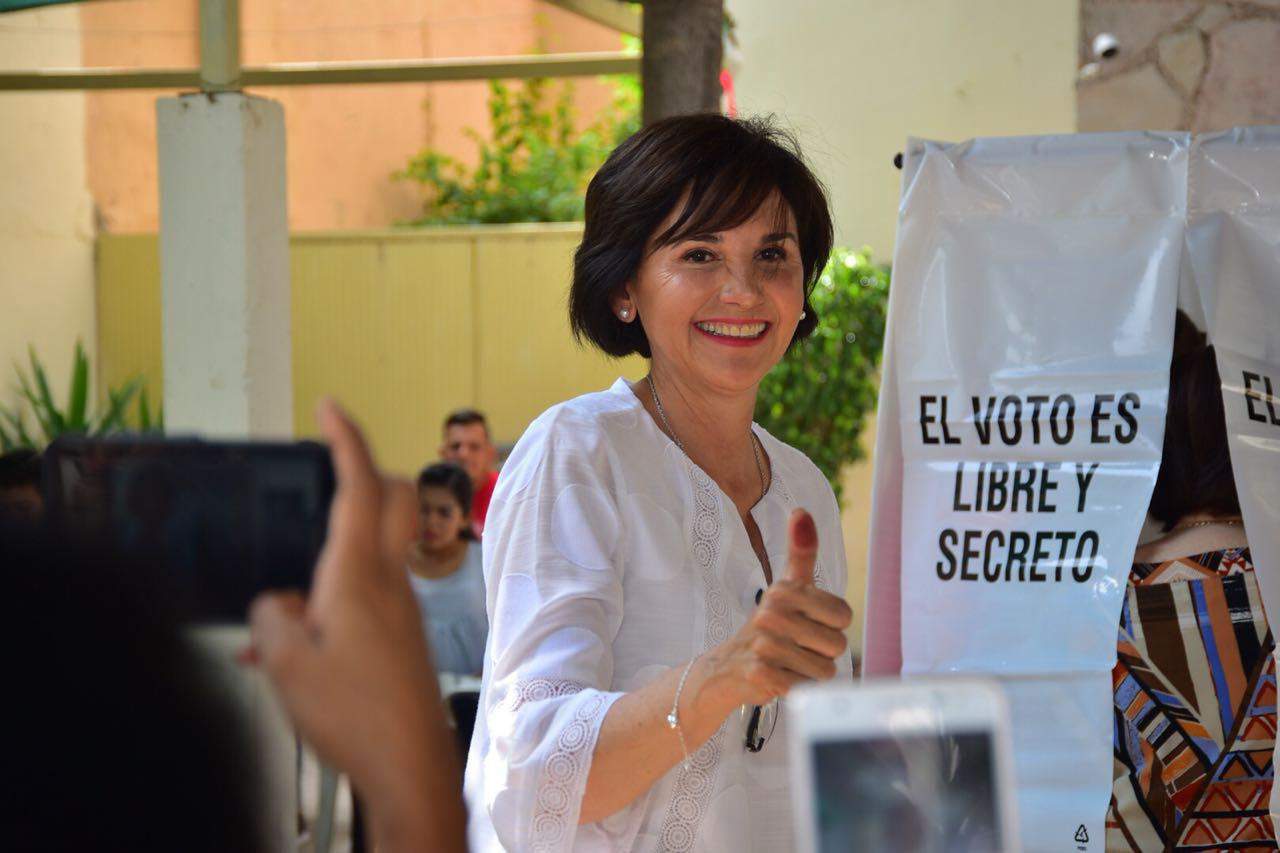Rocío Rebollo Mendoza, candidata al Senado de la República por el PRI consideró que las elecciones federales celebradas este domingo 'son limpias y transparentes' gracias a la participación de la ciudadanía. (EL SIGLO DE TORREÓN/ANGÉLICA SANDOVAL)