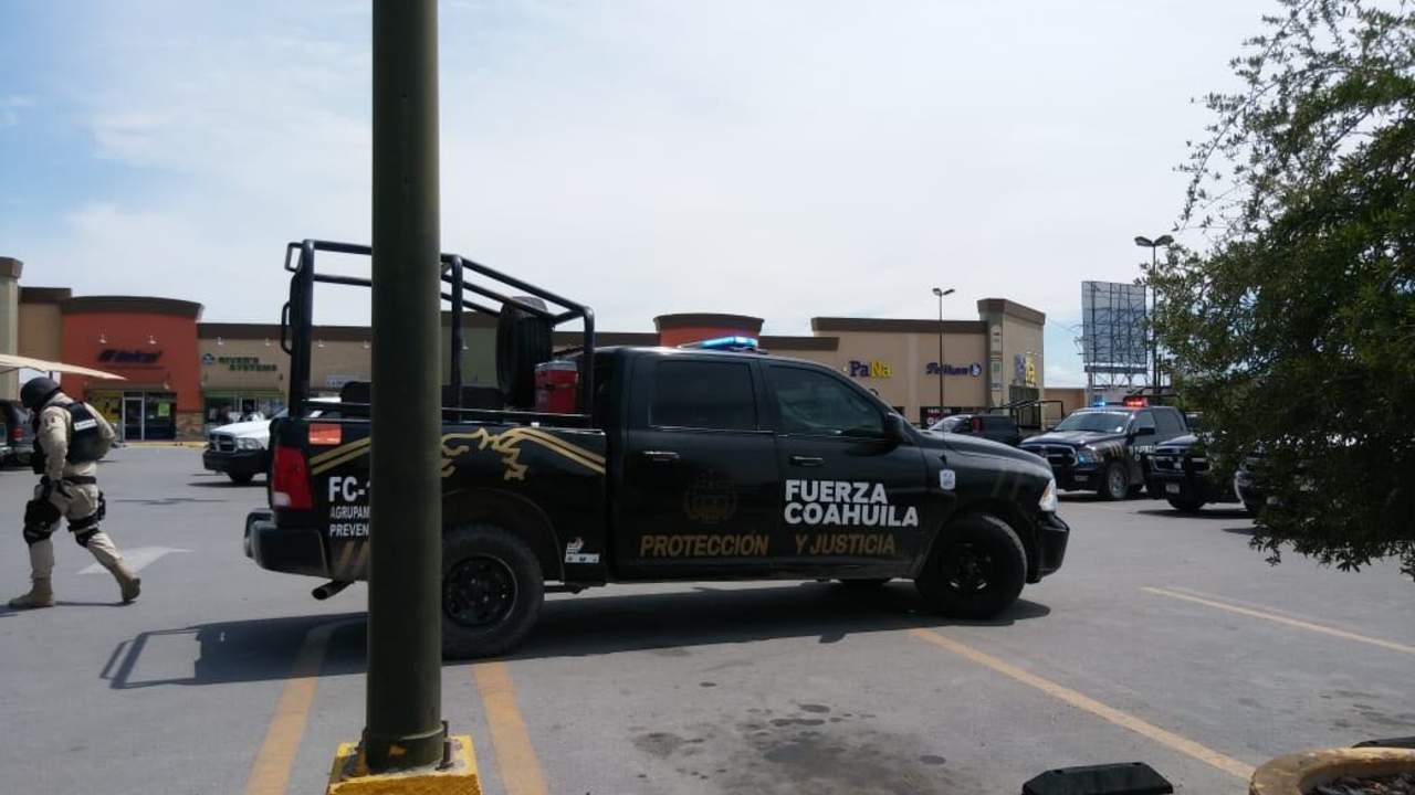 Dos personas del sexo masculino fueron esposadas y subidas a una patrulla de Fuerza Coahuila. (EL SIGLO DE TORREÓN)
