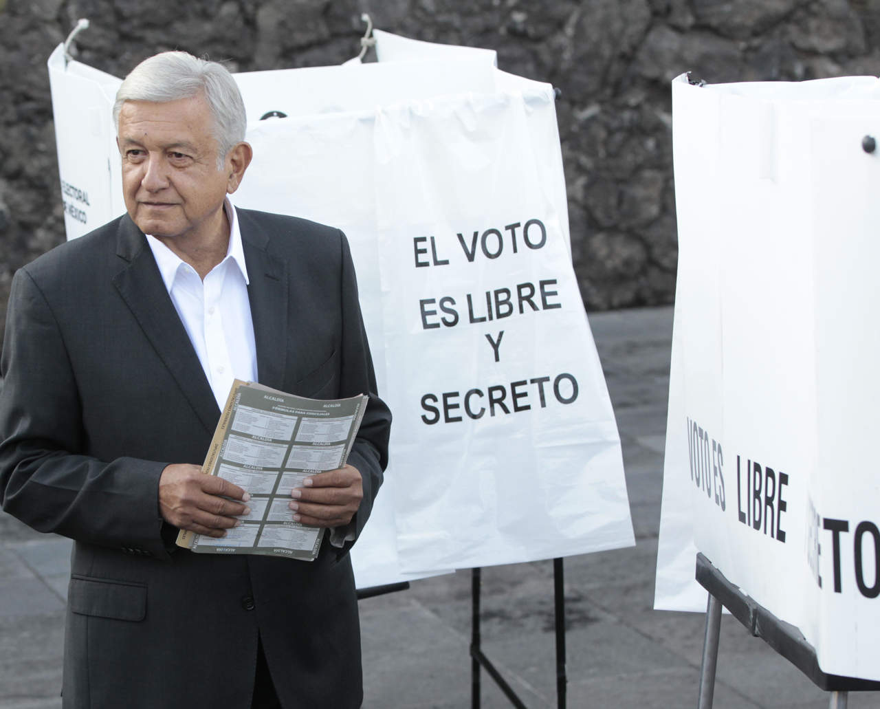 El candidato presidencial de la coalición Juntos Haremos Historia, Andrés Manuel López Obrador, expresó su deseo, al votar esta mañana, de que el proceso electoral en el país se de en paz y que los mexicanos den ejemplo de responsabilidad. 