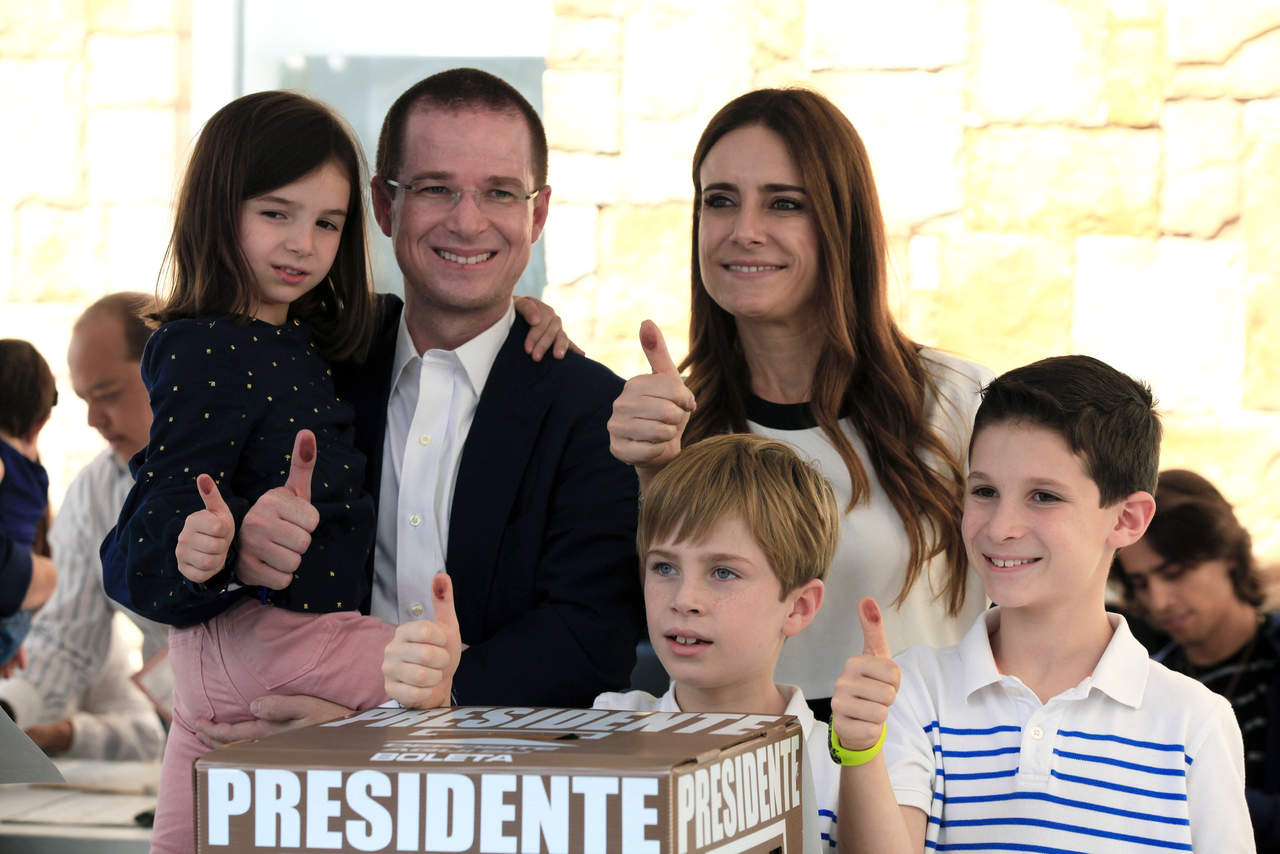 El candidato presidencial derechista Ricardo Anaya, quien asistió hoy a votar en la ciudad de Querétaro, centro del país, se dijo convencido de que los resultados de los comicios serán respetados y que 'ganará la democracia y será un día histórico para México'. 
