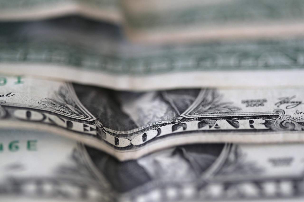 Dólar baja tras reconocimiento de tendencias a favor de AMLO