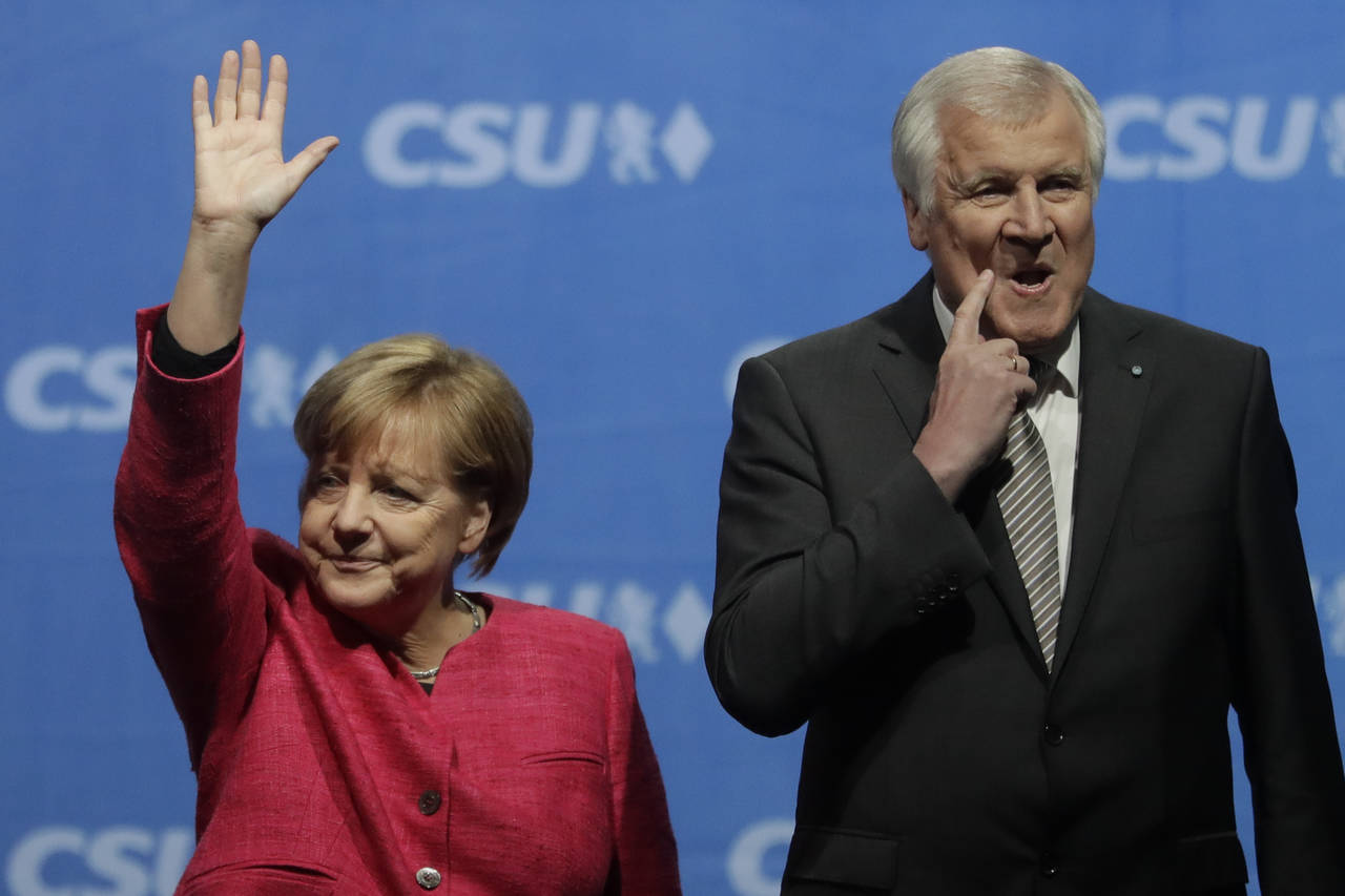 Diferencias. Seehofer anunció ayer su intención de dimitir por sus diferencias con la canciller Ángela Merkel. (AP)