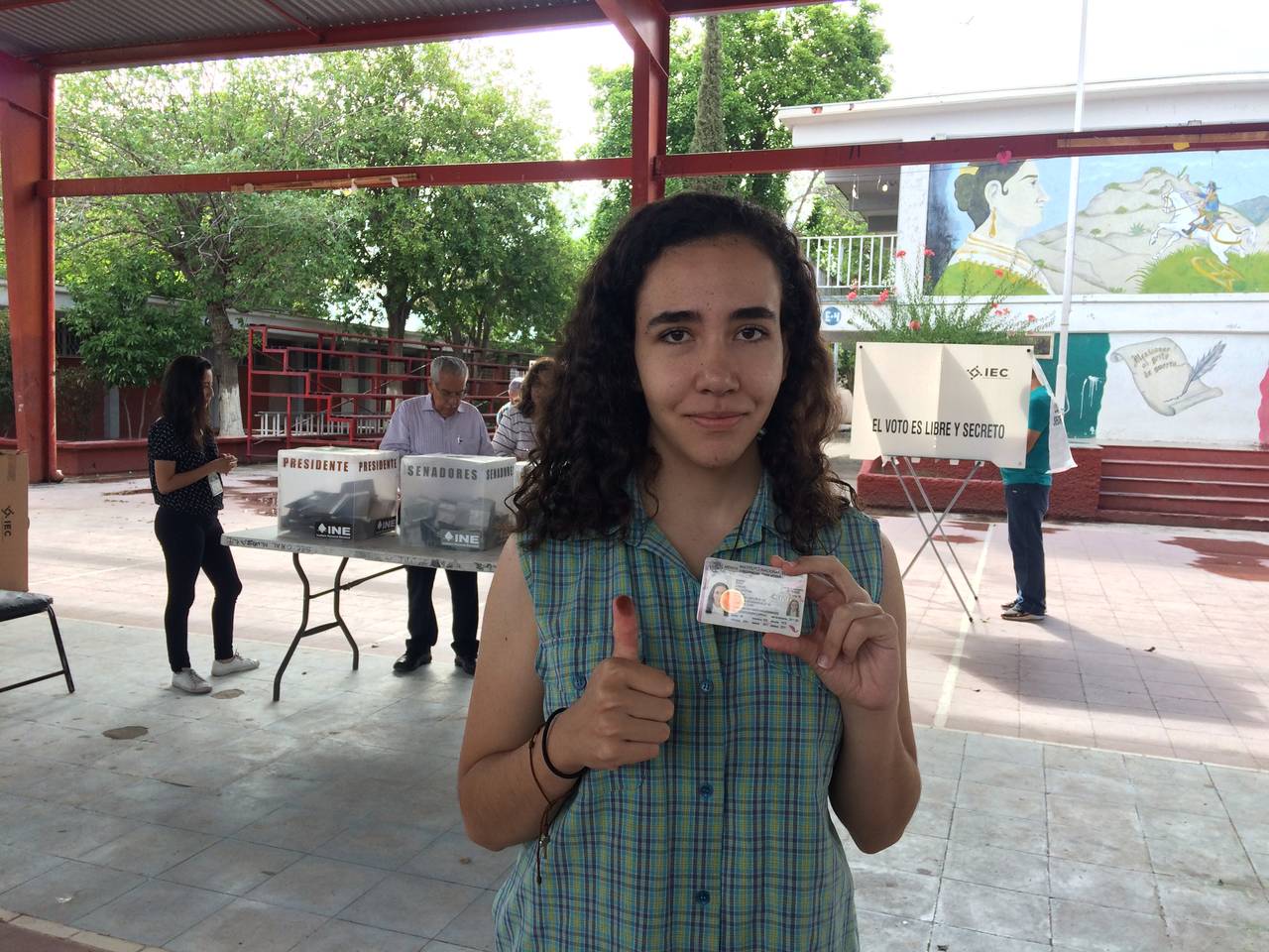Emocionada. Ana Cristina asegura sentirse feliz de contribuir con el país y participar por primera vez en el proceso electoral. (MARIANA ONOFRE)