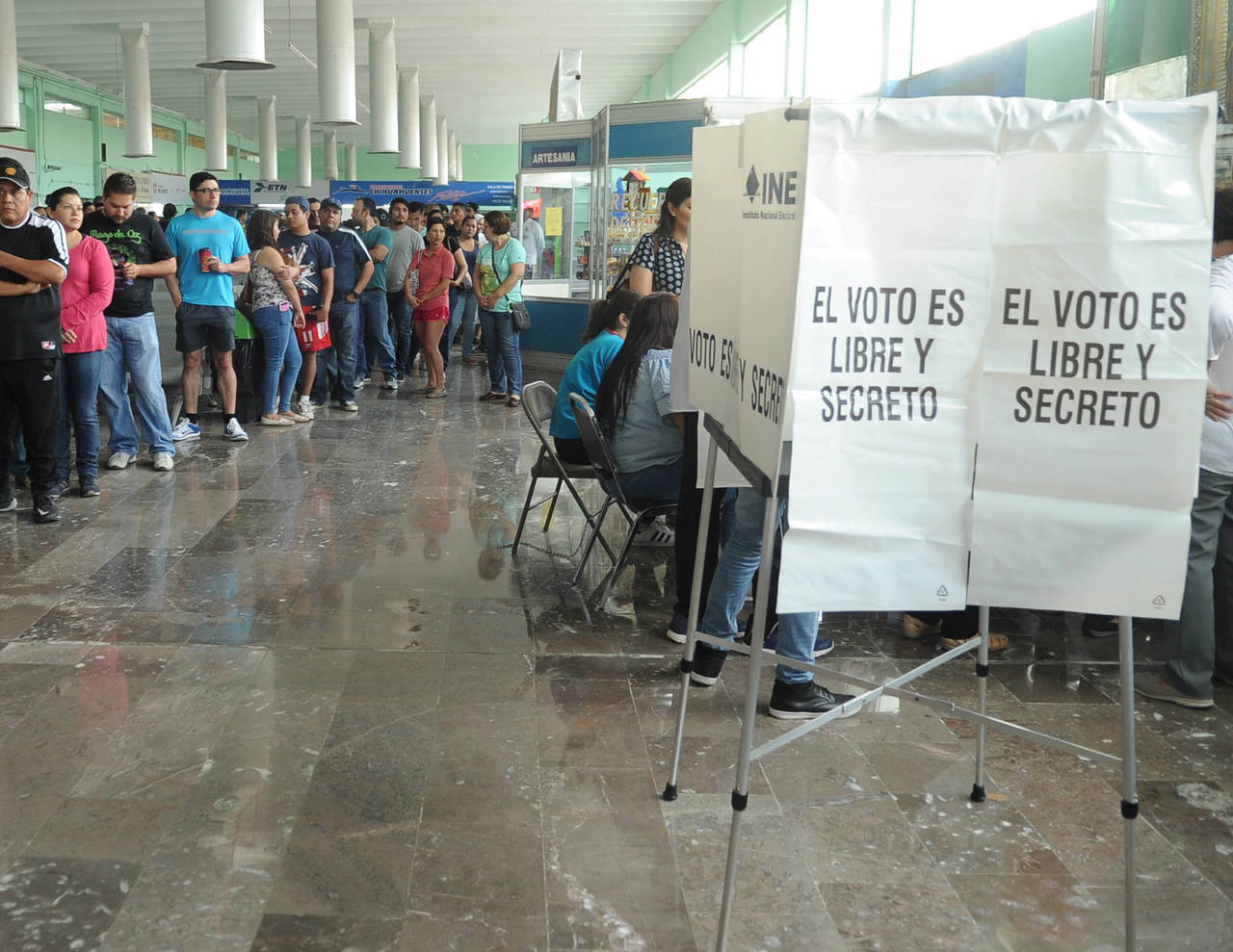 Largas filas. Dos casillas especiales instaladas en la Central de autobuses de Torreón fueron de las más nutridas. (RAMÓN SOTOMAYOR)