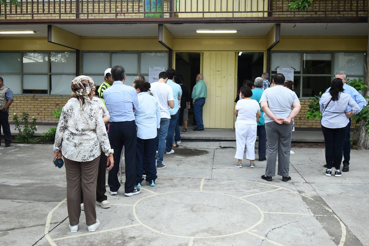 Positivo. Gran afluencia de votantes se observó desde la mañana en la Escuela Normal de Torreón la que estaba pendiente. (JESÚS GALINDO)
