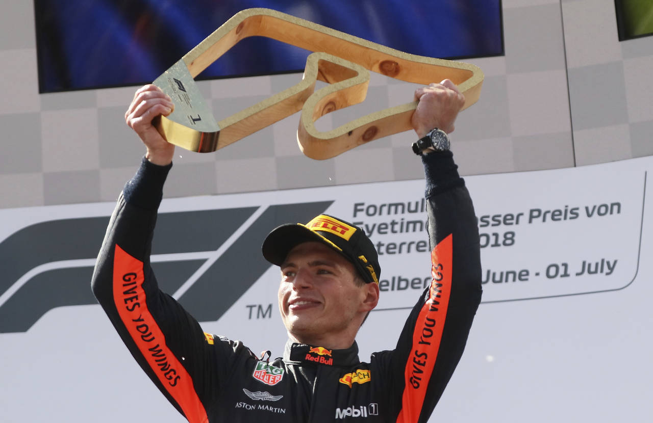 Max Verstappen levanta el trofeo que lo acredita como campeón del Gran Premio de Austria. (AP)