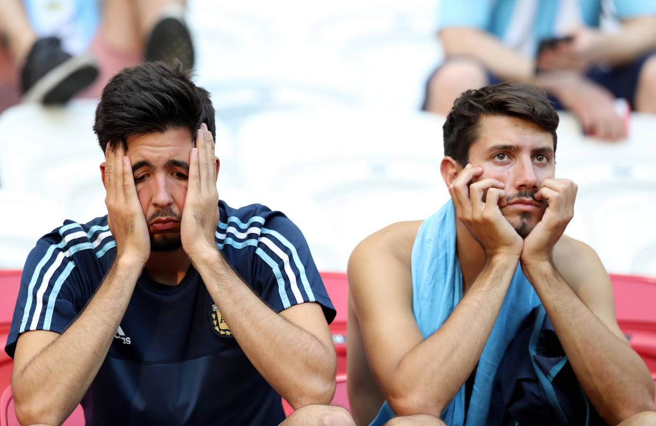 Aficionados argentinos abatidos por la eliminación. Rusia, la reciente sede de otro fracaso
