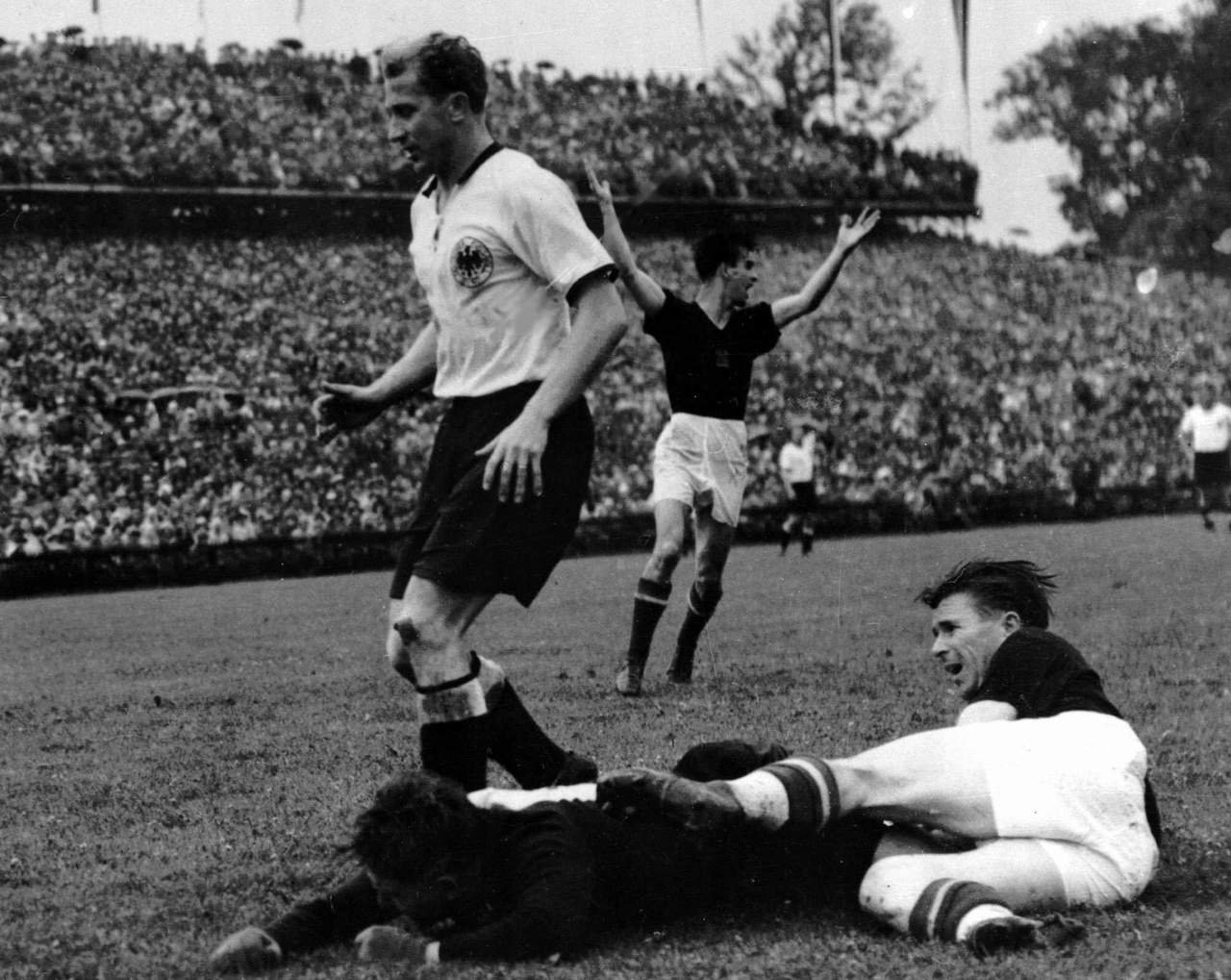 Foto de archivo del 5 de julio de 1954, el capitán de Hungría, Ferenc Puskas, marca un gol que se invalidó durante la derrota de su equipo ante Alemania Occidental por 3-2. (AP)