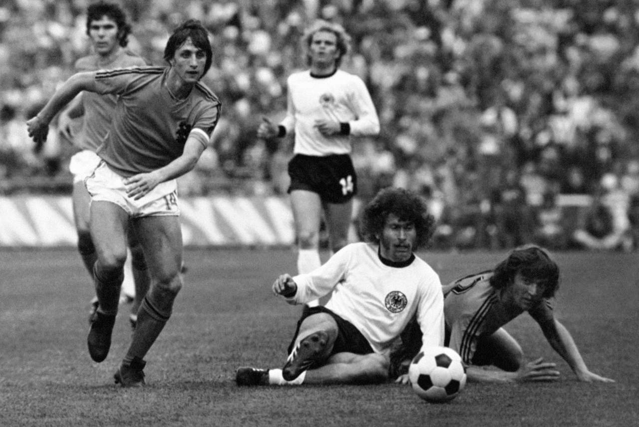 Johan Cruyff en el Mundial de Alemania 1974, contra el local, ante una barrida del defensa Paul Breitner.
