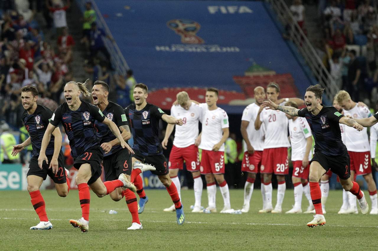 Los jugadores de Croacia celebran luego de obtener una sufrida victoria ante el combinado de Dinamarca. (AP)