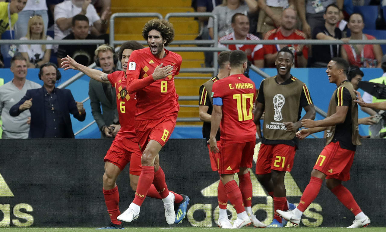 Fellaini festeja el empate de Bélgica.