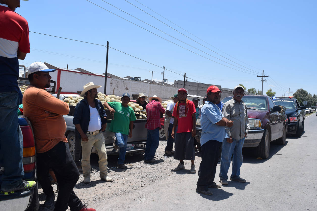 Manifestación. Los productores bloquearon la carretera  debido a que les están pagando muy barato el melón. (EL SIGLO DE TORREÓN/MARY VÁZQUEZ)