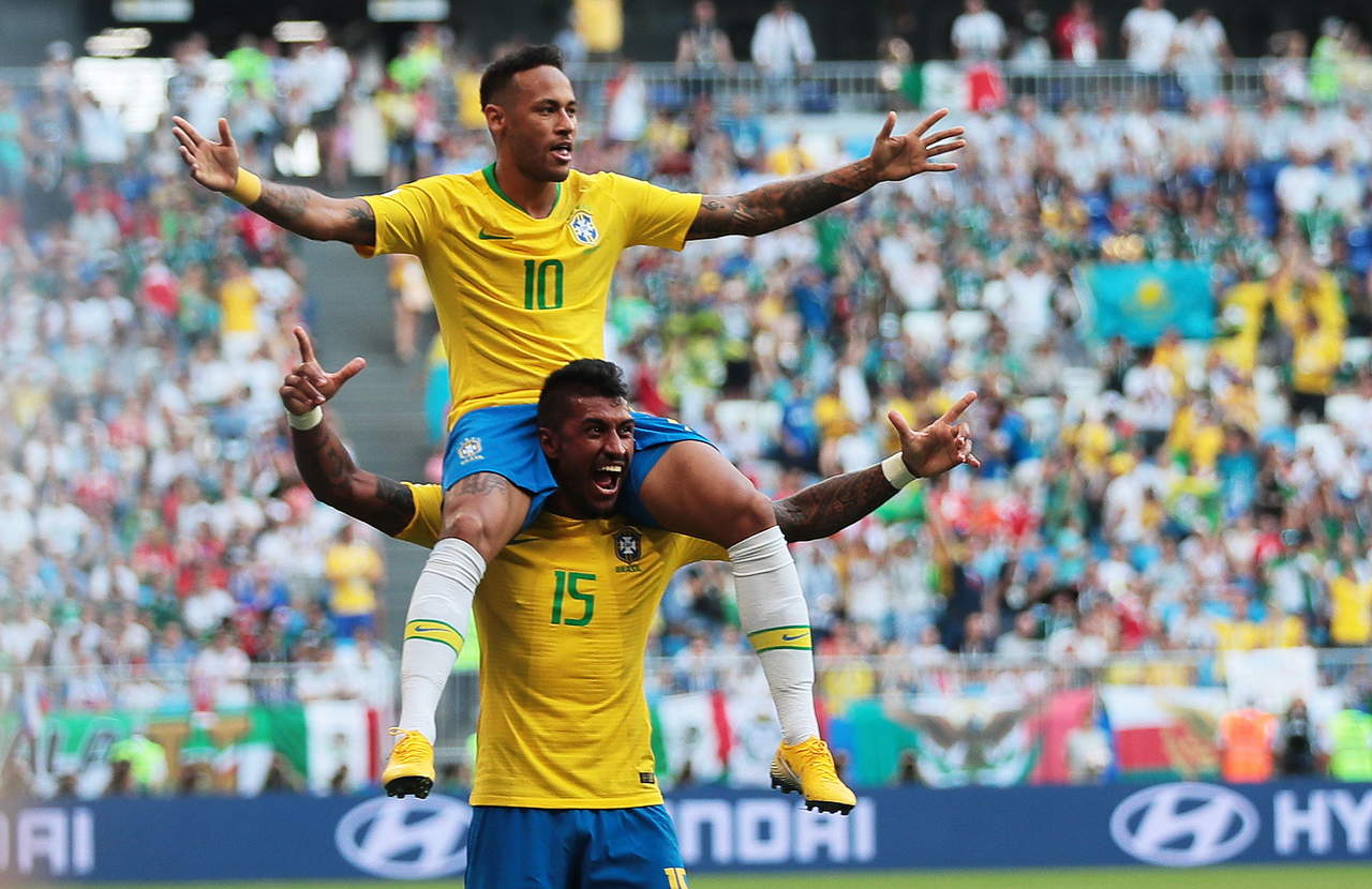 Neymar y Paulinho celebran uno de los goles del equipo brasileño. (Fotos de EFE y AP)
